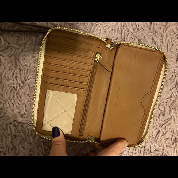 Michael Kors wristlet/wallet - Picture 2 of 2